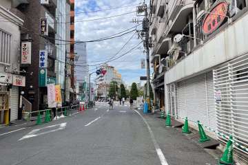 敷地の南西側前面道路（南東側から）