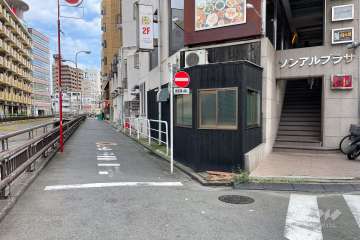 敷地の北側前面道路（西側から）