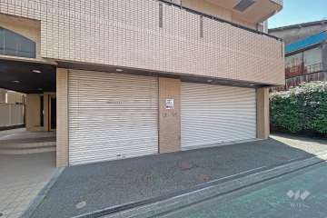 敷地内駐車場の出入り口（シャッター付き）