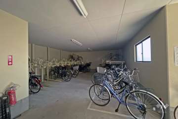 屋内に設けられた駐輪場