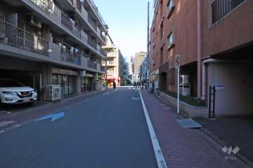 敷地北側の前面道路（西側から）