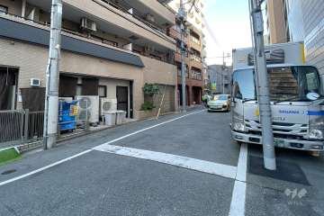 敷地南側の前面道路（西側から）