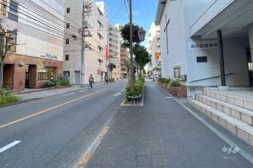 敷地西側の前面道路（南側から）