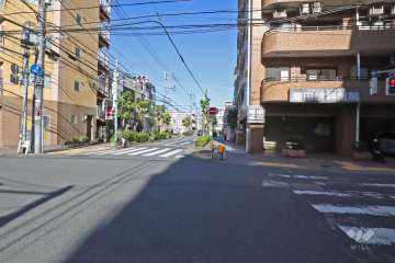 敷地西側の前面道路