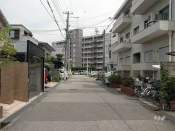 周辺は閑静な住宅地です。