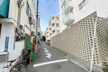 敷地南側の前面道路（東側から）