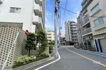 敷地東側の前面道路（南側から）