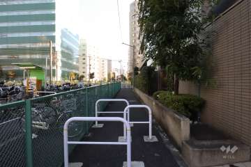 敷地北側の前面通路（西側から）