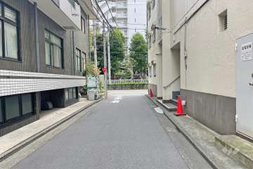 敷地北側の前面道路（西側から）