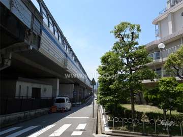 敷地南側には名神高速道路が走っています。