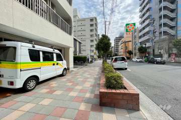 敷地南側の前面道路（西側から）