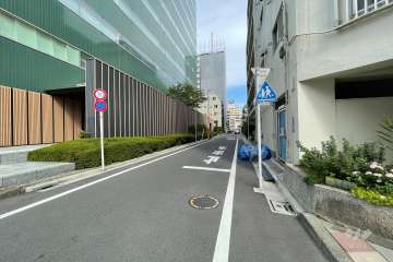 敷地西側の前面道路（南側から）