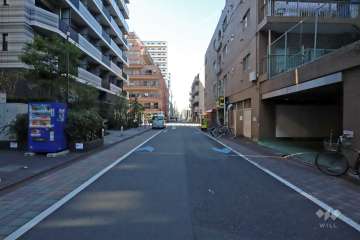 敷地南側の前面道路（東側から）