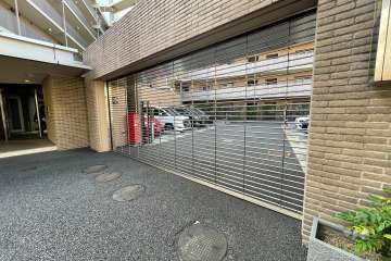 駐車場の出入り口（リングシャッター付き）