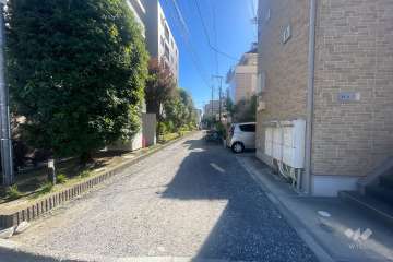 敷地西側の前面道路（北側から）