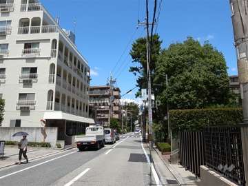 敷地東側の前面道路
