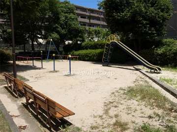 道を挟んで東側にある小さな公園
