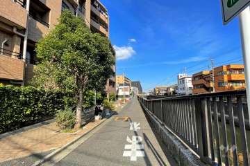 敷地の東側前面道路