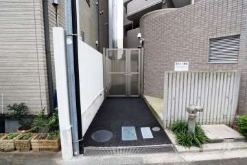 奥に駐輪場があります。