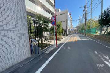 敷地西側の前面道路（北側から）