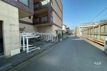 敷地北側の前面道路（東側から）
