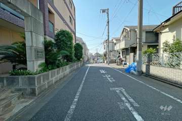 敷地西側の前面道路（北側から）