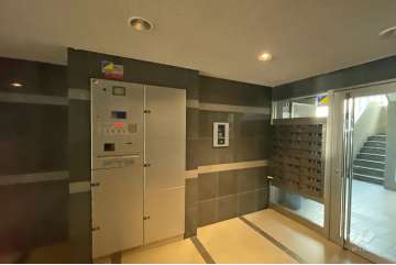 エントランスはオートロックと宅配ボックス付きです。