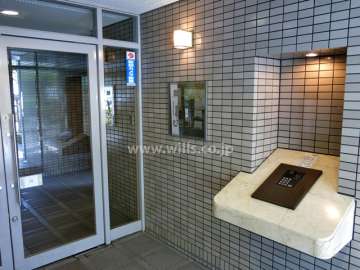 エントランスはオートロック付きです。