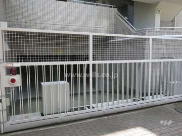 駐車場出入り口（ゲート付き）