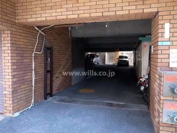 建物1階にある駐車場入り口