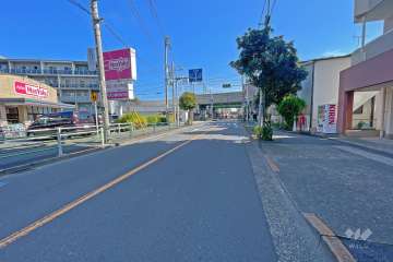 敷地北側の前面道路（西側から）
