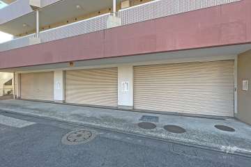 駐車場の出入り口（シャッター付き）