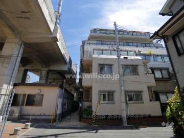 敷地北側には阪神本線が走っています。