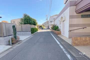 敷地北側の前面道路（西側から）
