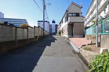 敷地北東側の前面道路（東側から）