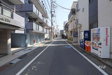 敷地西側の前面道路