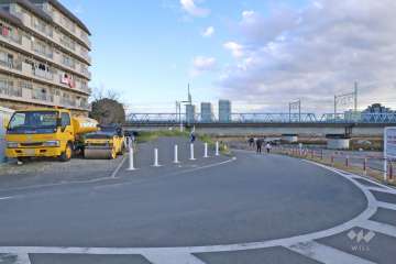 敷地南側の前面道路(西側から)