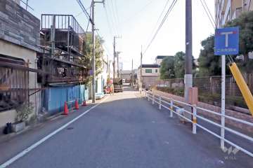 敷地北東側の前面道路(北西側から)