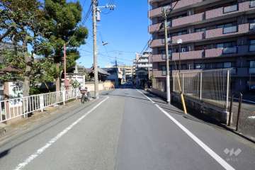 敷地北西側の前面道路(南西側から)