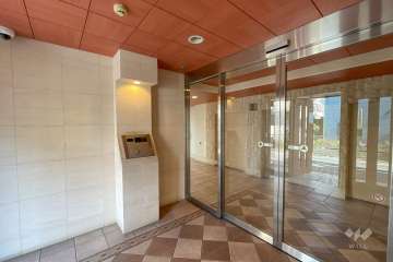 エントランスはオートロック付きです。