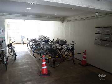 共用廊下と駐輪場