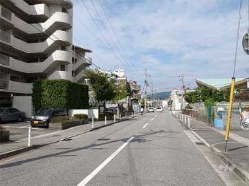 敷地北側の前面道路。少し西に行くと、国道171号線。国道を挟んで、西宮中央運動公園があります。