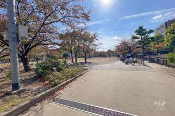 敷地に隣接する『西六郷三丁目公園』