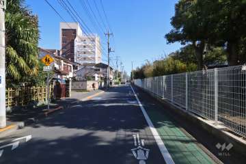 敷地北側の前面道路（西側から）