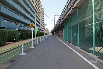 敷地東側の前面道路（南側から）