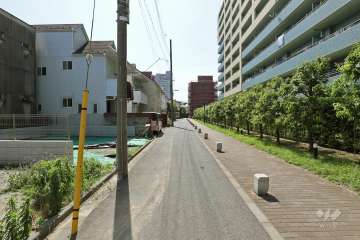 敷地南側の前面道路（東側から）