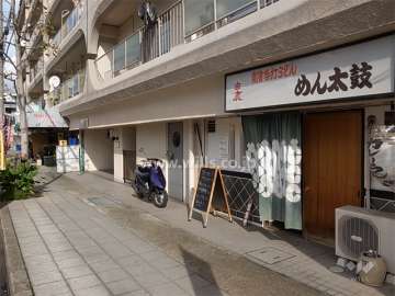 建物1階には店舗が入っています。
