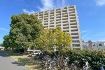 グランイーグル多摩川スカイフロントの外観（南西側から）