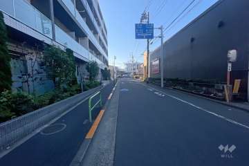 敷地西側の前面道路（北側から）