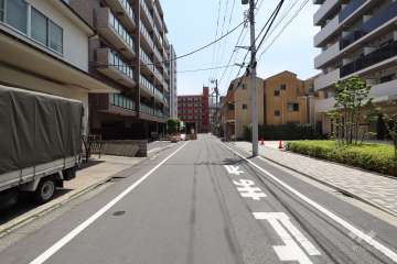 敷地東側の前面道路（北側から）